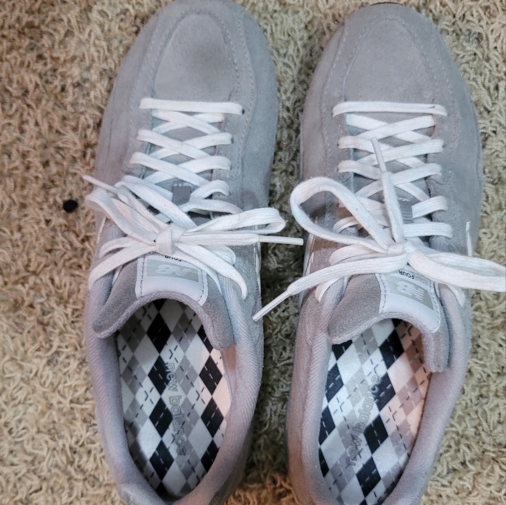 Tennis shoes